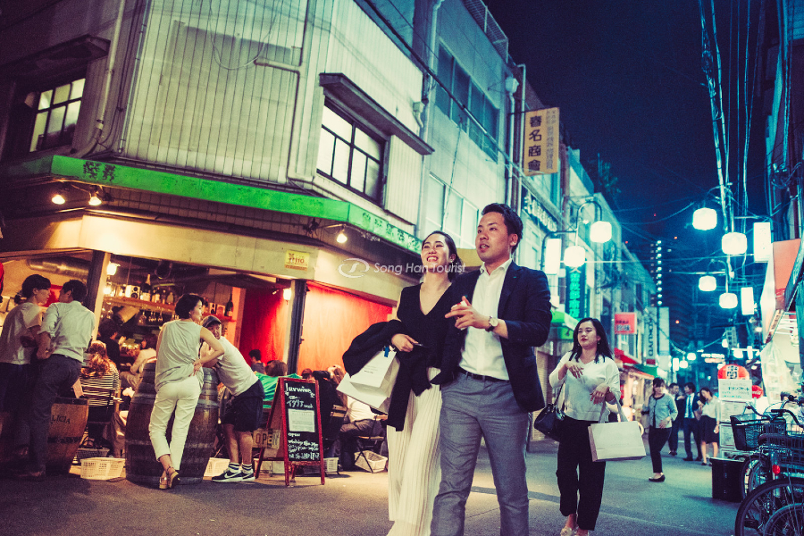 Đường phố Osaka đông đúc về đêm tại quán Beer Belly