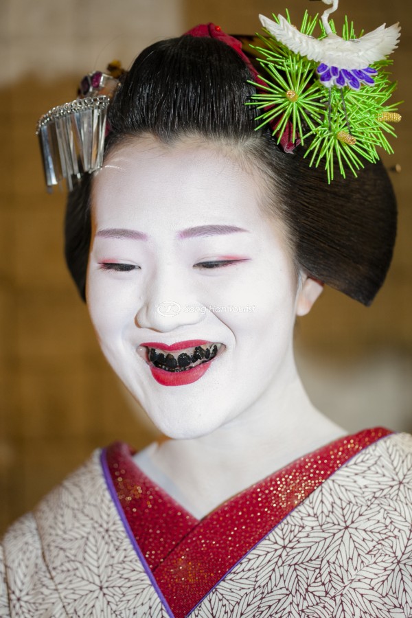 Geisha ngày nay vẫn còn giữ phong tục nhuộm răng đen