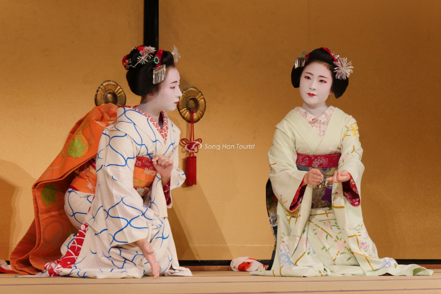 geisha-su-dung-trang-phuc-truyen-thong-cua-nhat-ban