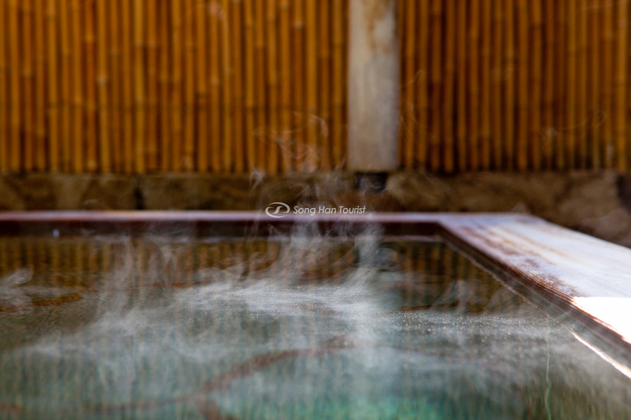 Giữ cho nguồn nước nóng luôn sạch sẽ là một trong những quy tắc quan trọng khi tắm onsen 