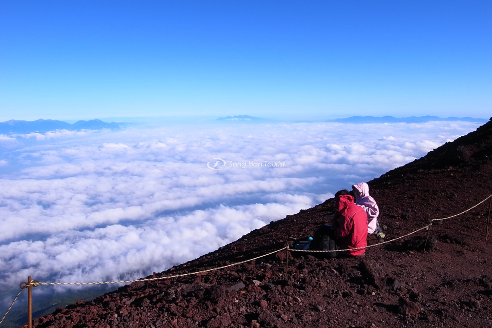 Giữa tháng 7 đến cuối tháng 8 hằng năm là thời điểm thích hợp để leo núi Phú Sĩ.