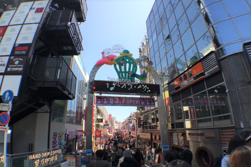 Con phố Takeshita Dori luôn nhộn nhịp, đông đúc.