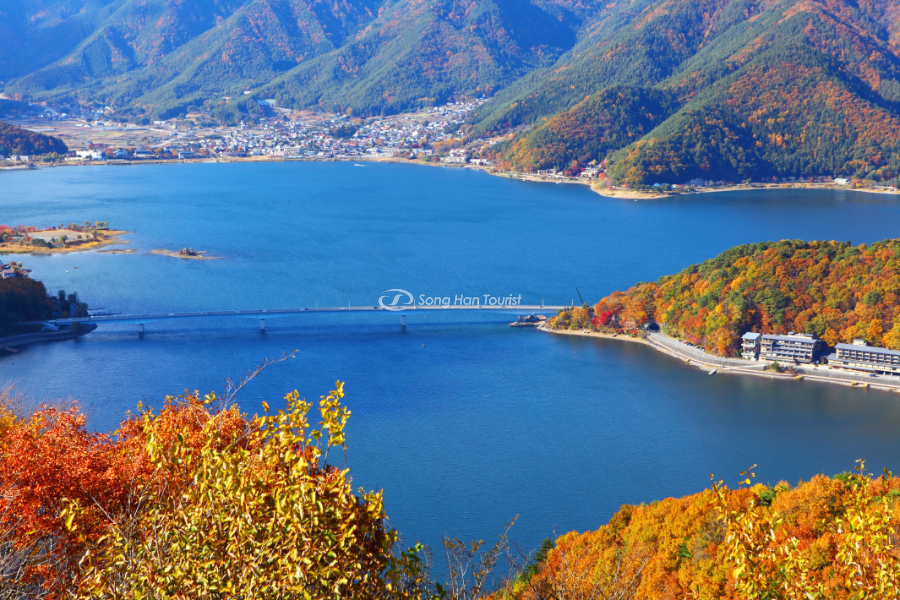 Hồ Kawaguchi nhìn từ trên cao