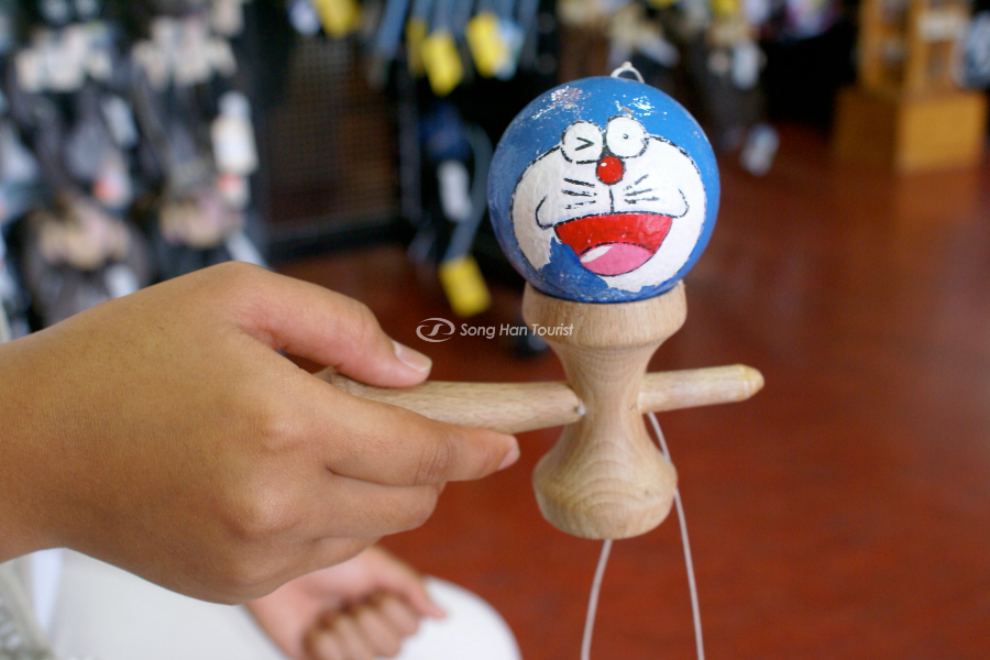 Kendama được khắc họa hình dáng Doraemon