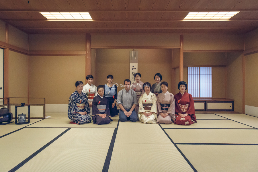 Khách du lịch Nhật Bản thưởng thức trà đạo truyền thống