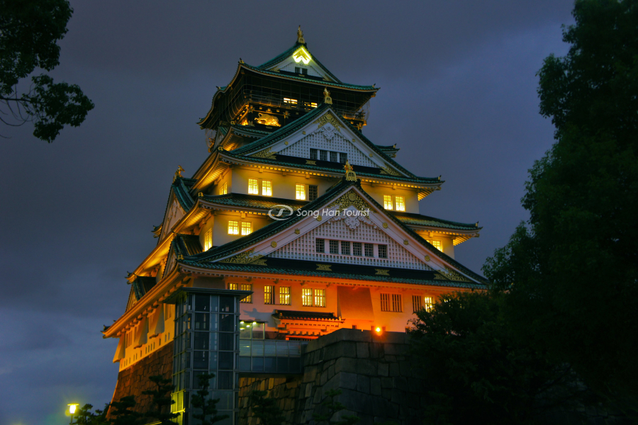 Khi ánh sáng nhường chỗ cho màn đêm tại lâu đài Osaka 
