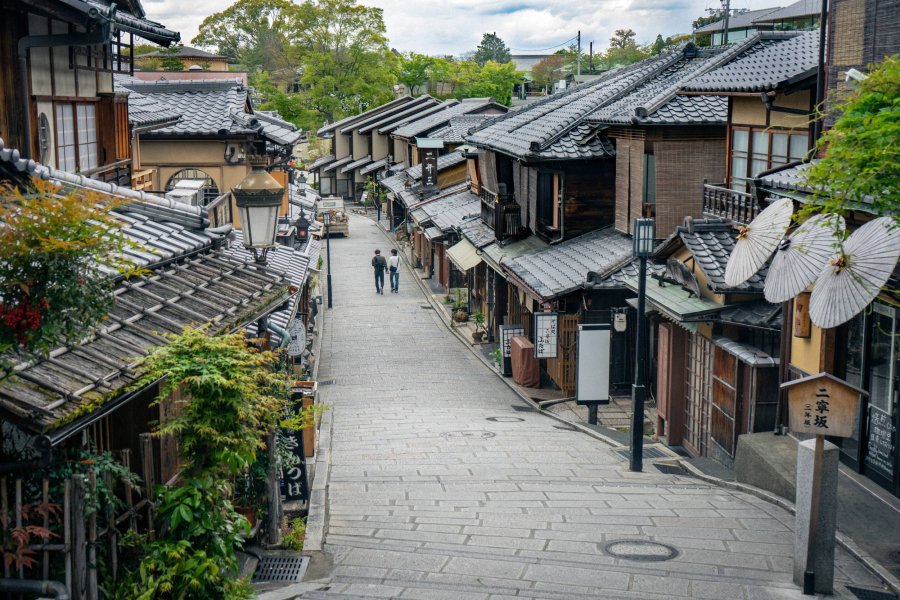 Dọc theo chân núi Higashiyama, những tòa nhà bằng gỗ đã gây dựng nên một lối kiến trúc truyền thống. Khu vực này nổi tiếng với nhiều người - những ai yêu thích một Nhật Bản xưa cổ, không có bê tông, thủy tinh hay ánh đèn neon rực rỡ. (Nguồn: OSCAR BOYD)