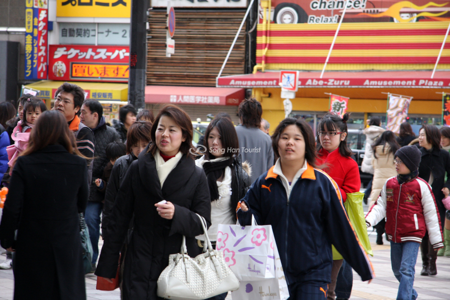 Khung cảnh mua sắm nhộn nhịp tại Osaka 