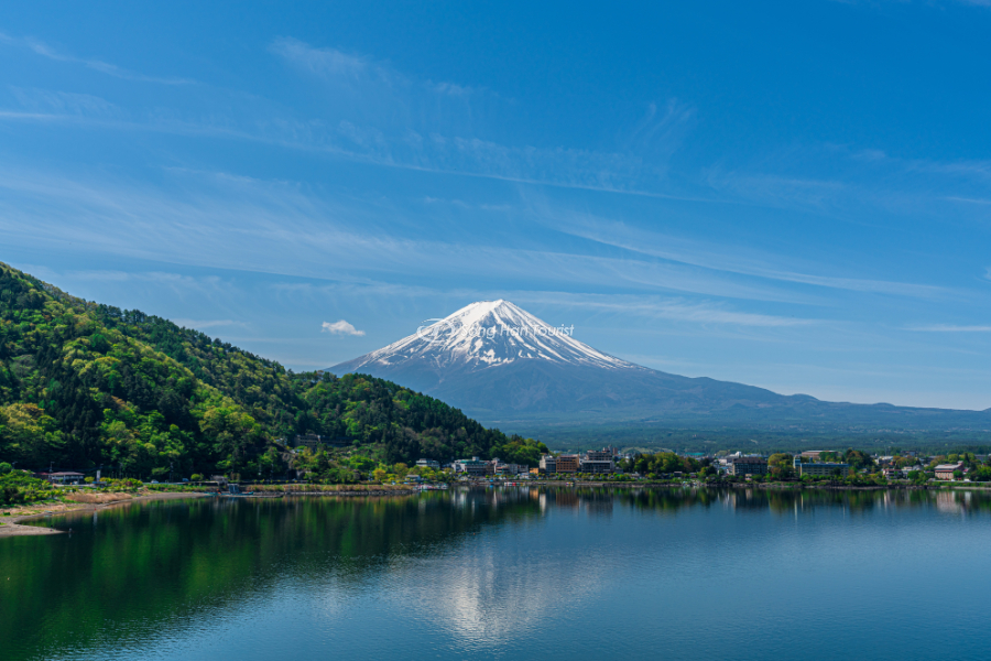 Khung cảnh yên bình của bờ hồ trung tâm núi Fuji