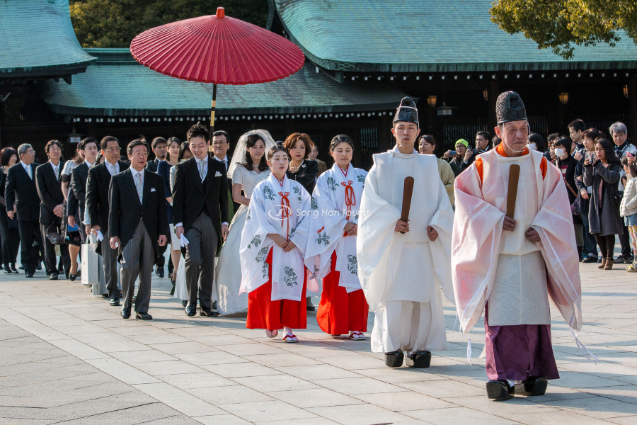 Lễ cưới tổ chức theo Thần đạo tại đền