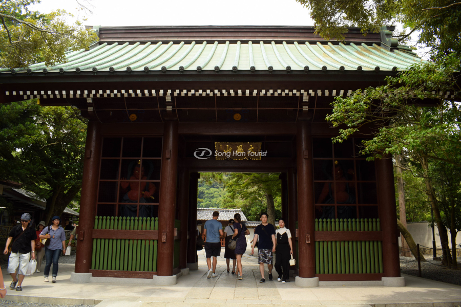 Lối vào chùa Kotoku 