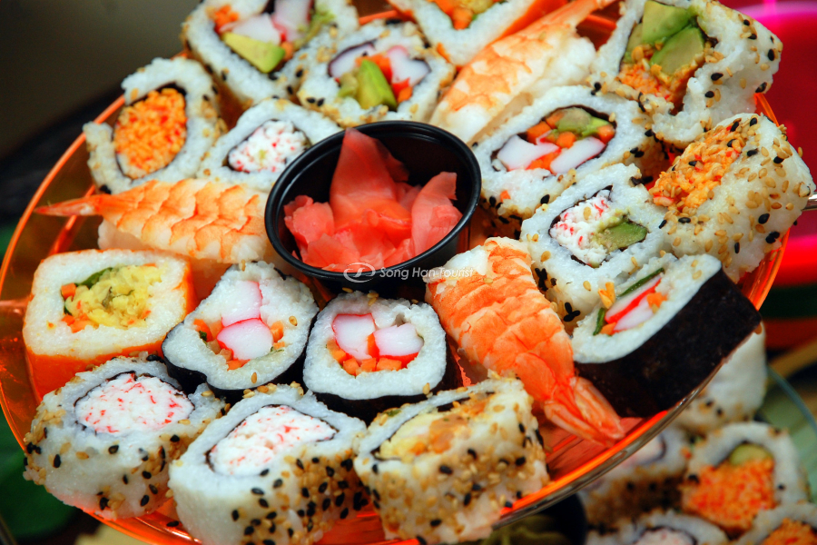 Mâm ẩm thực Sushi đa dạng 