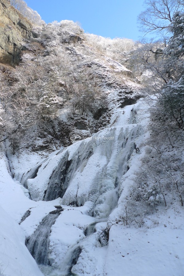 Màu trắng của tuyết hòa vào dòng thác