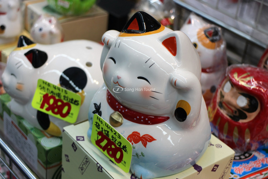 Mèo may mắn được bán tại nhiều cửa hàng ở Nhật