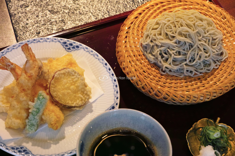 Mọi người thường chọn ăn mì Soba kèm Tempura khi đến Kagoshima