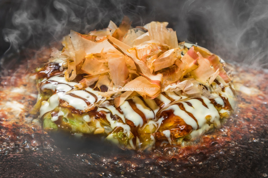 Món Okonomiyaki đặc sản của thành phố Osaka xinh đẹp