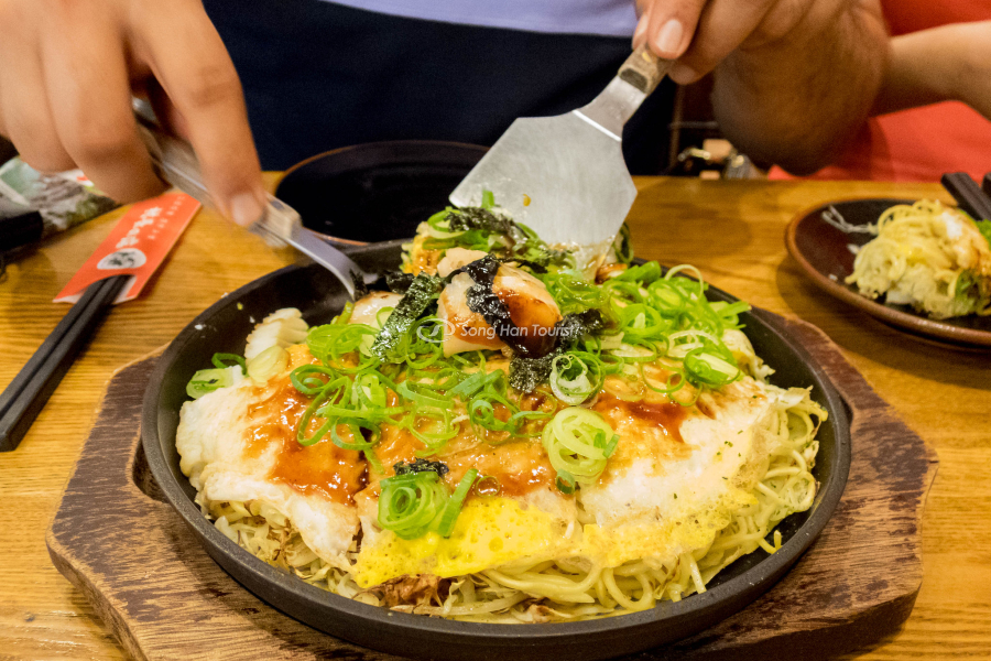 Món Okonomiyaki hấp dẫn thu hút khách du lịch Hiroshima. 