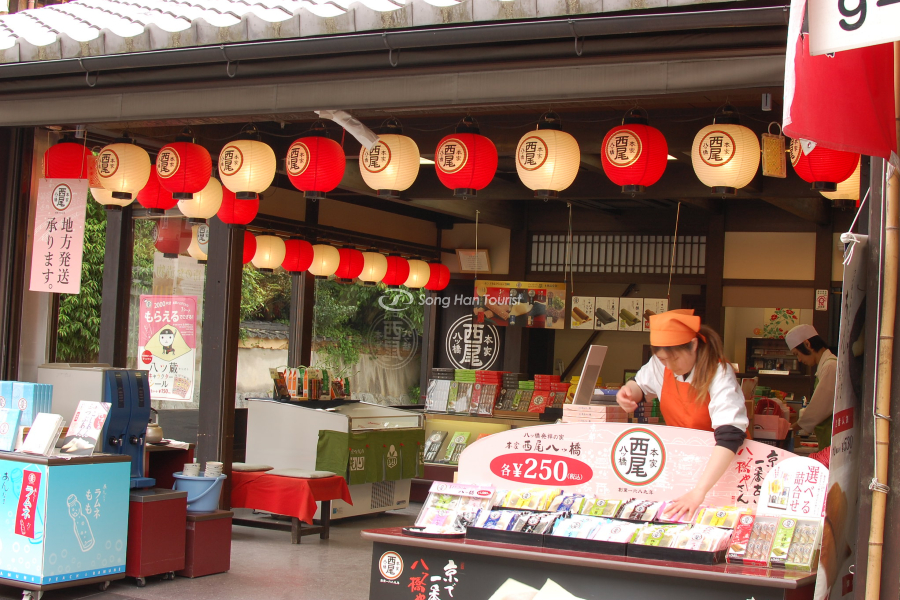 Một cửa hàng bán bánh Yatsuhashi tại Kyoto