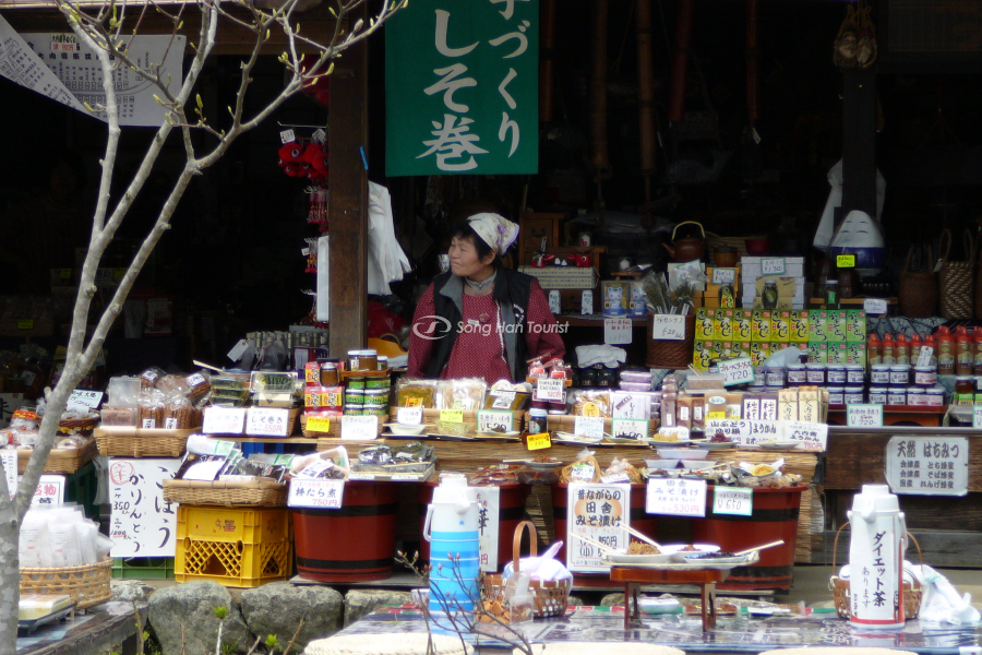 Một cửa hàng bán thực phẩm trong khuôn viên Ouchijuku  