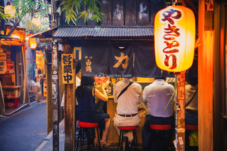 Một cửa tiệm ramen Nhật Bản ngoài phố