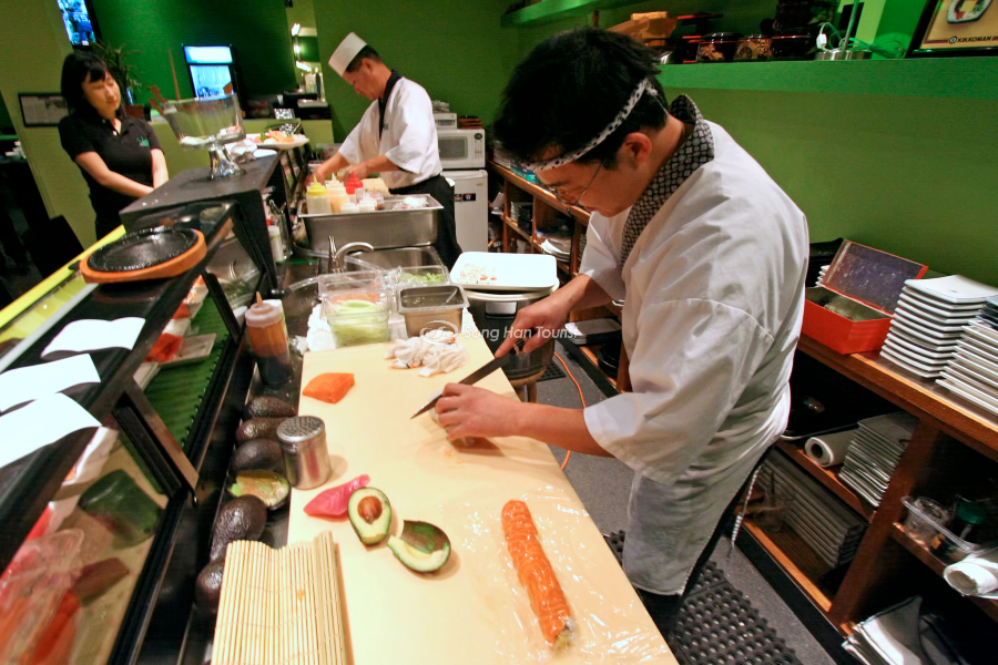 Một đầu bếp đang thái lát nguyên liệu để chế biến Sashimi 