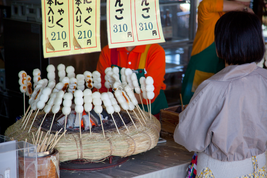 Một tiệm bán bánh Dango tại địa điểm du lịch Nhật