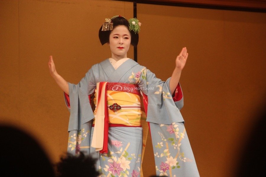 Múa hát là một trong những kỹ năng bắt buộc để trở thành geisha 
