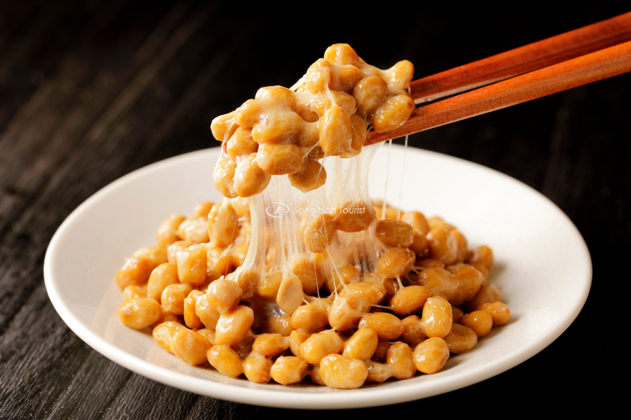 Natto ăn kèm với cơm nóng