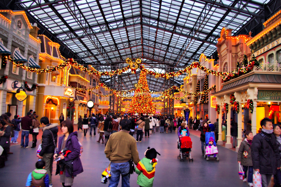 Ngày Noel tại Disneyland đông đúc 