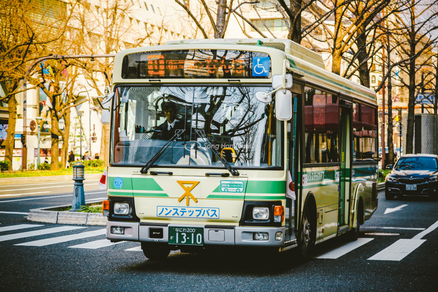 Ngồi trên xe buýt ngắm nhìn cảnh đẹp Osaka