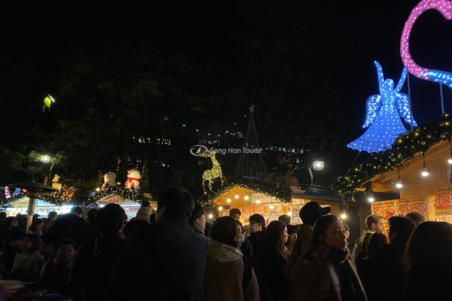 Người dân và du khách đi chợ Giáng Sinh Đức ở Tokyo