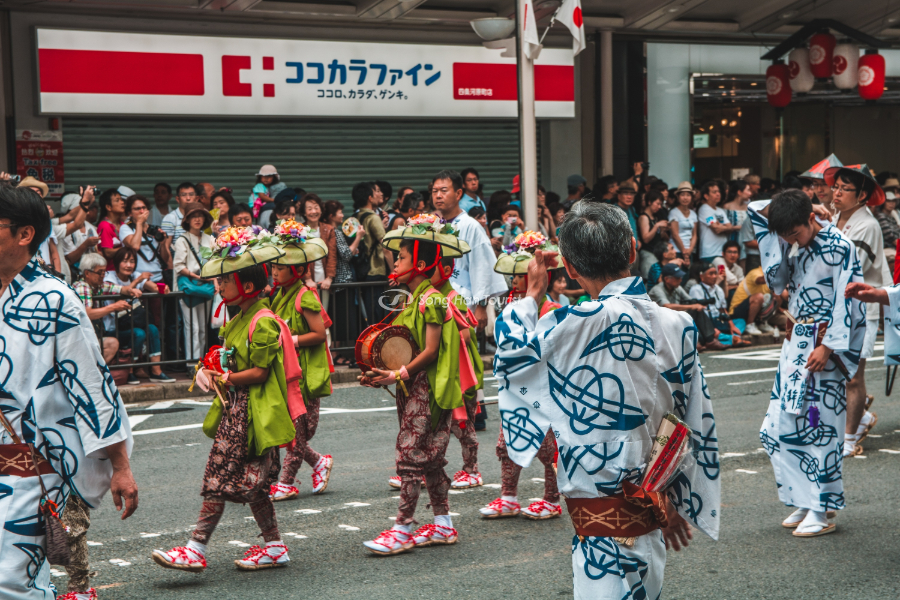 Người lớn và trẻ em đổ xuống đường vào lễ hội Nhật Bản