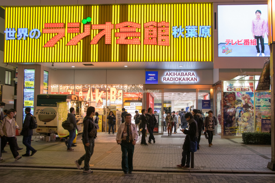 Người mua tấp nập tại cửa hàng lớn trên phố Akihabara