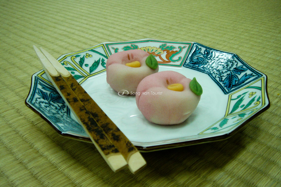 Người Nhật thường thưởng trà cùng bánh ngọt 