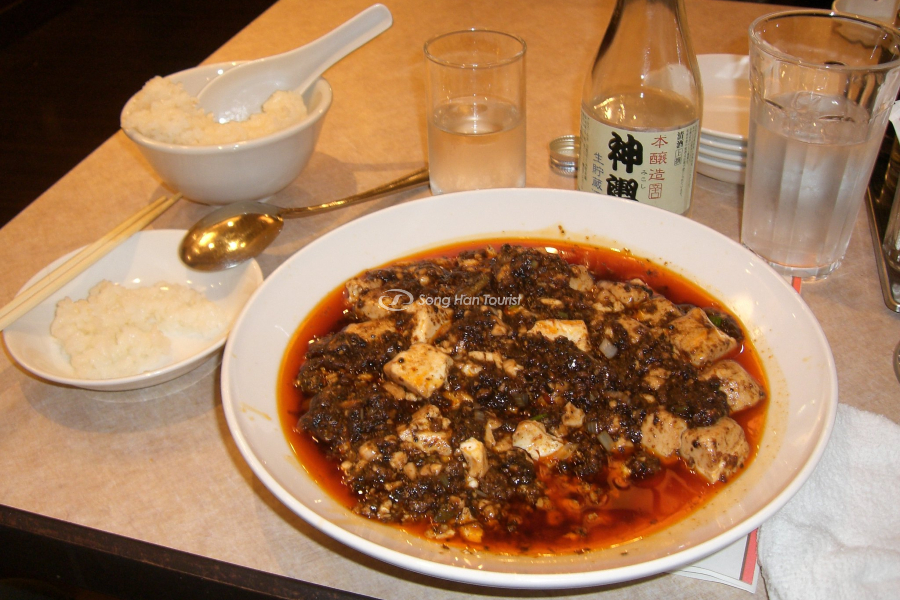 Người ta thường dùng kèm Mapo Tofu với cơm
