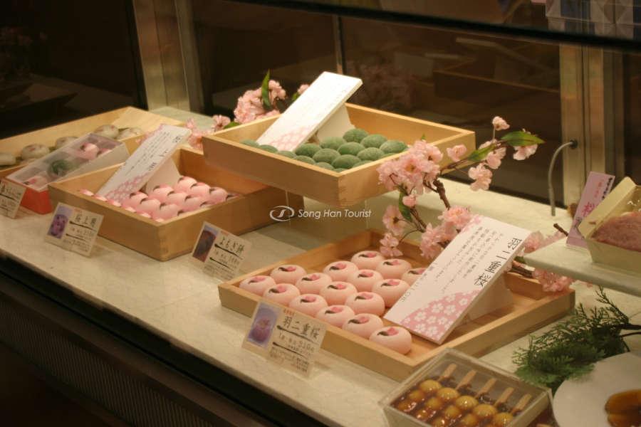 Nhân bên trong bánh Sakura Mochi cũng có thể biến tấu thành nhiều loại khác nhau