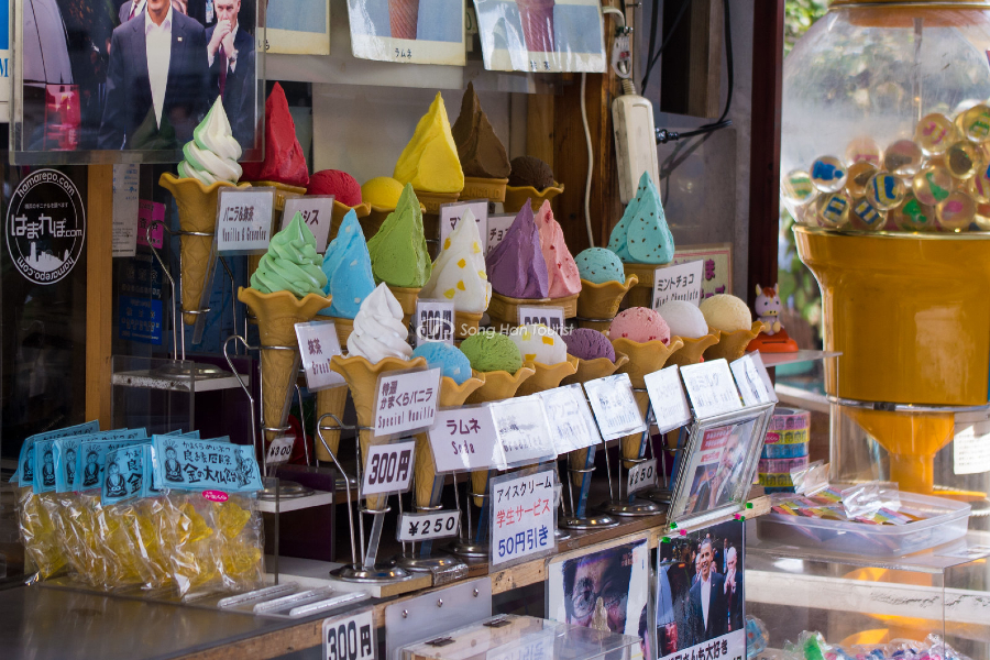 Nhiều loại kem được bày bán trên phố 