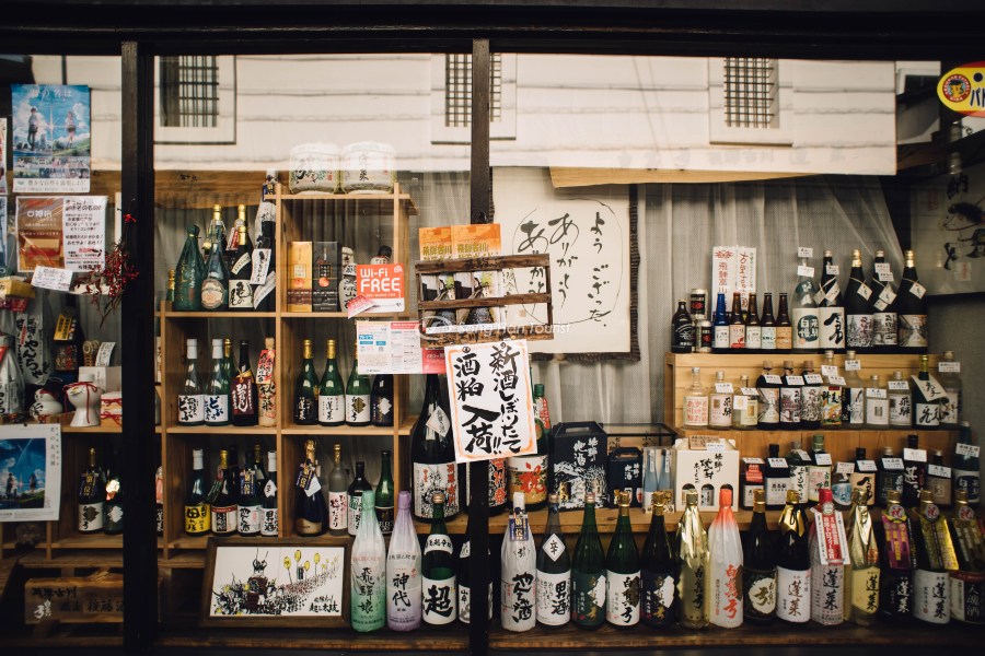 Nhiều loại rượu sake được trưng bày tại cửa tiệm