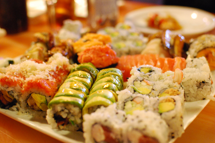 Nhiều loại sushi được bán tại Nhật 