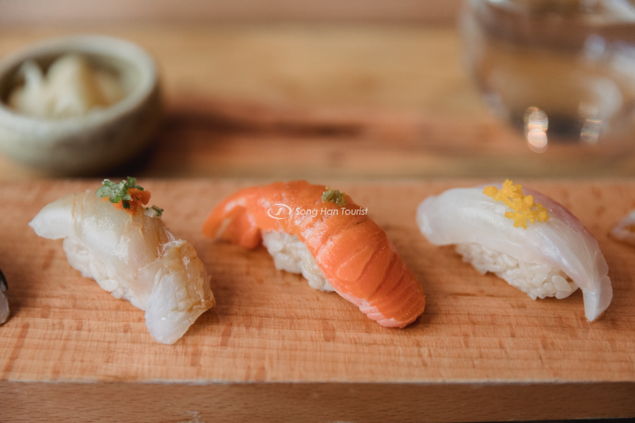 Nigiri Sushi là dạng Sushi không cần cuộn chặt