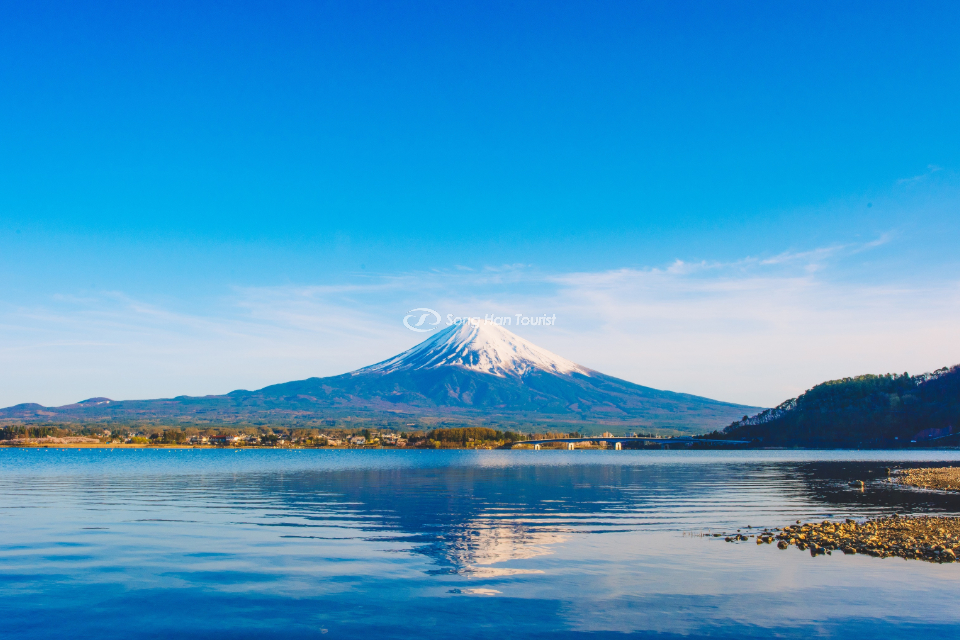 Núi Phú Sĩ - biểu tượng hùng tráng của Nhật Bản thu hút hàng chục triệu du khách mỗi năm. 
