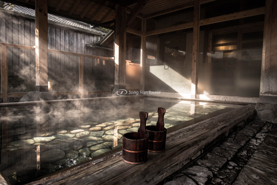 Onsen trong nhà với màu nước trong veo