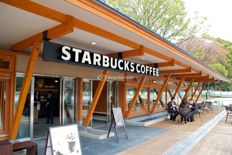 Quán cafe Starbucks nổi tiếng khắp thế giới tọa lạc tại công viên Ueno, Tokyo