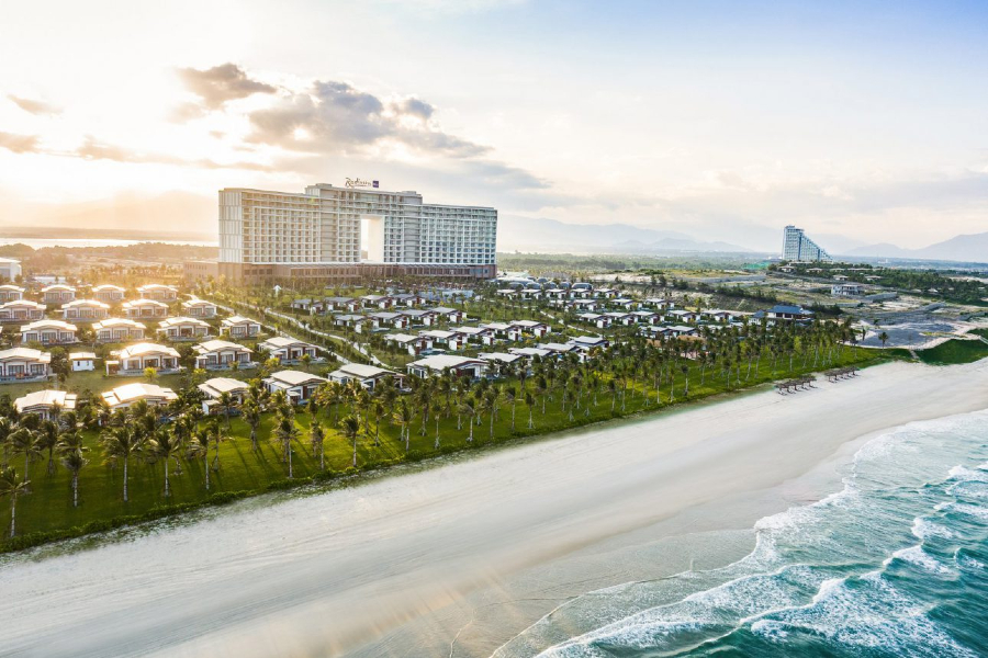 Radisson Blu Resort tựa như cánh buồm no gió đang vươn mình chinh phục đại dương.