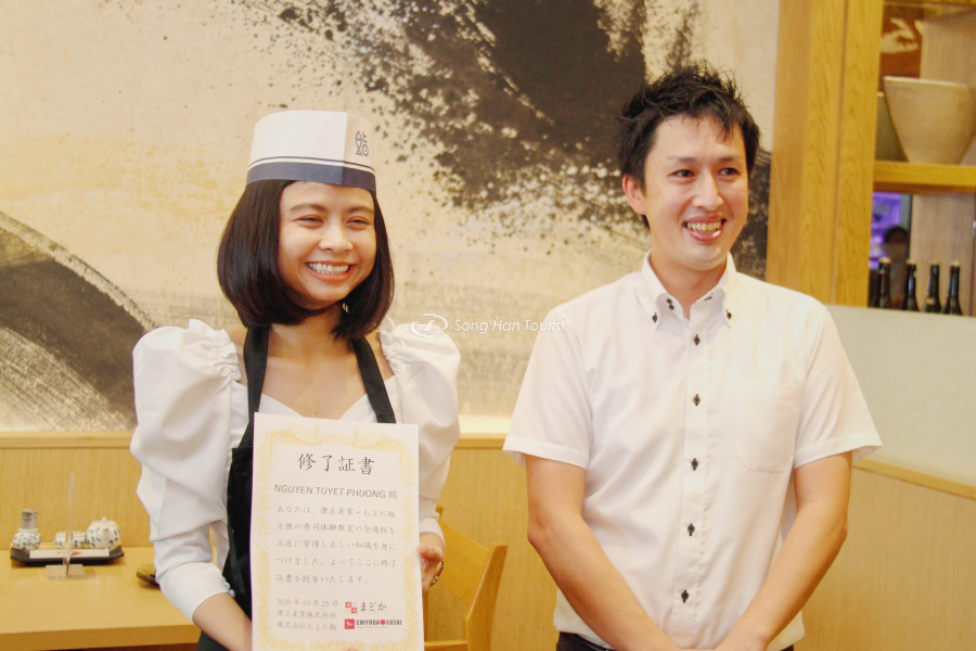 Ông Sakuma Atsushi – Giám đốc điều hành nhà hàng Chiyoda Sushi trao bằng cho người tham dự khóa học làm sushi