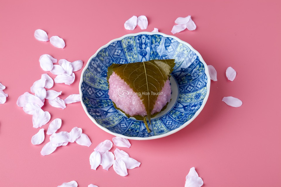 Sakura Mochi được chế biến với nhân bánh tùy thích 