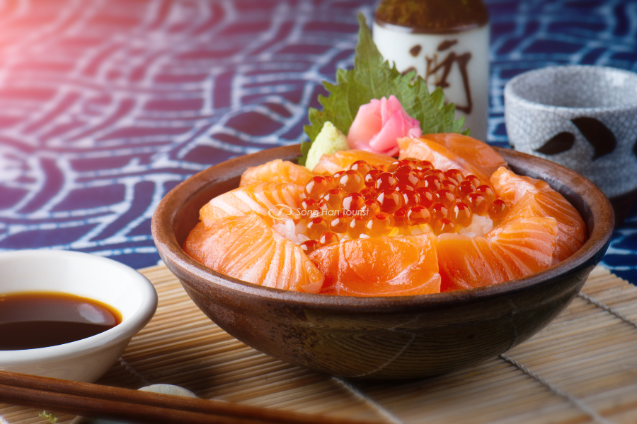 Sashimi cá hồi là món ăn được nhiều người yêu thích