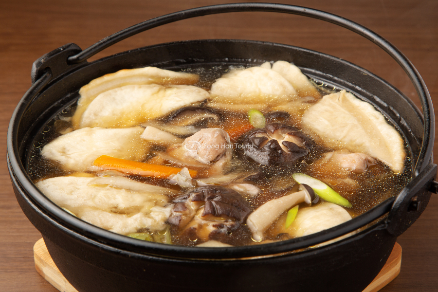 Senbei-jiru là món súp nước đậu nành, gồm có bánh gạo và rau
