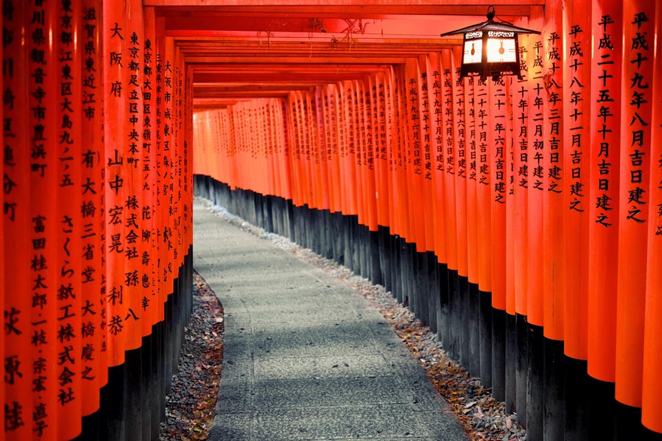 Vì đâu có nghìn cổng Torii tại đền Fushimi Inari? | SONGHANTOURIST