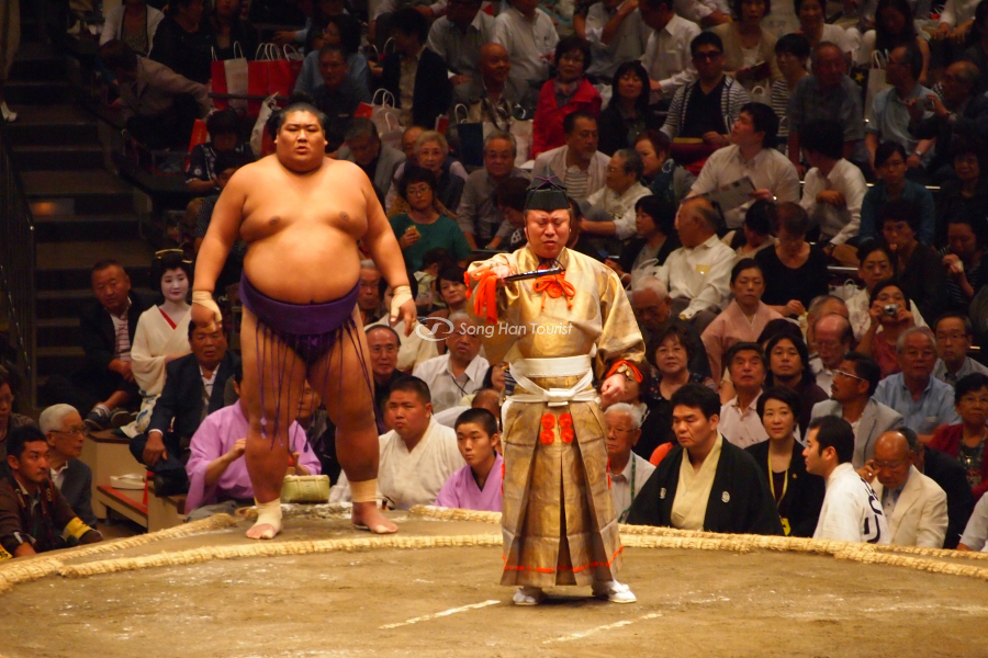 Sumo nổi tiếng là những võ sĩ có thân hình to lớn